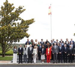 Fotografía de grupo de Su Majestad el Rey junto a la representación de los participantes en el "Spain Startup, South Summit 2023"